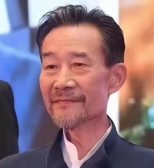 李雪健已经听不见了。
​​妻子于海丹在采访中透露，72岁的他双耳彻底失聪，日常交