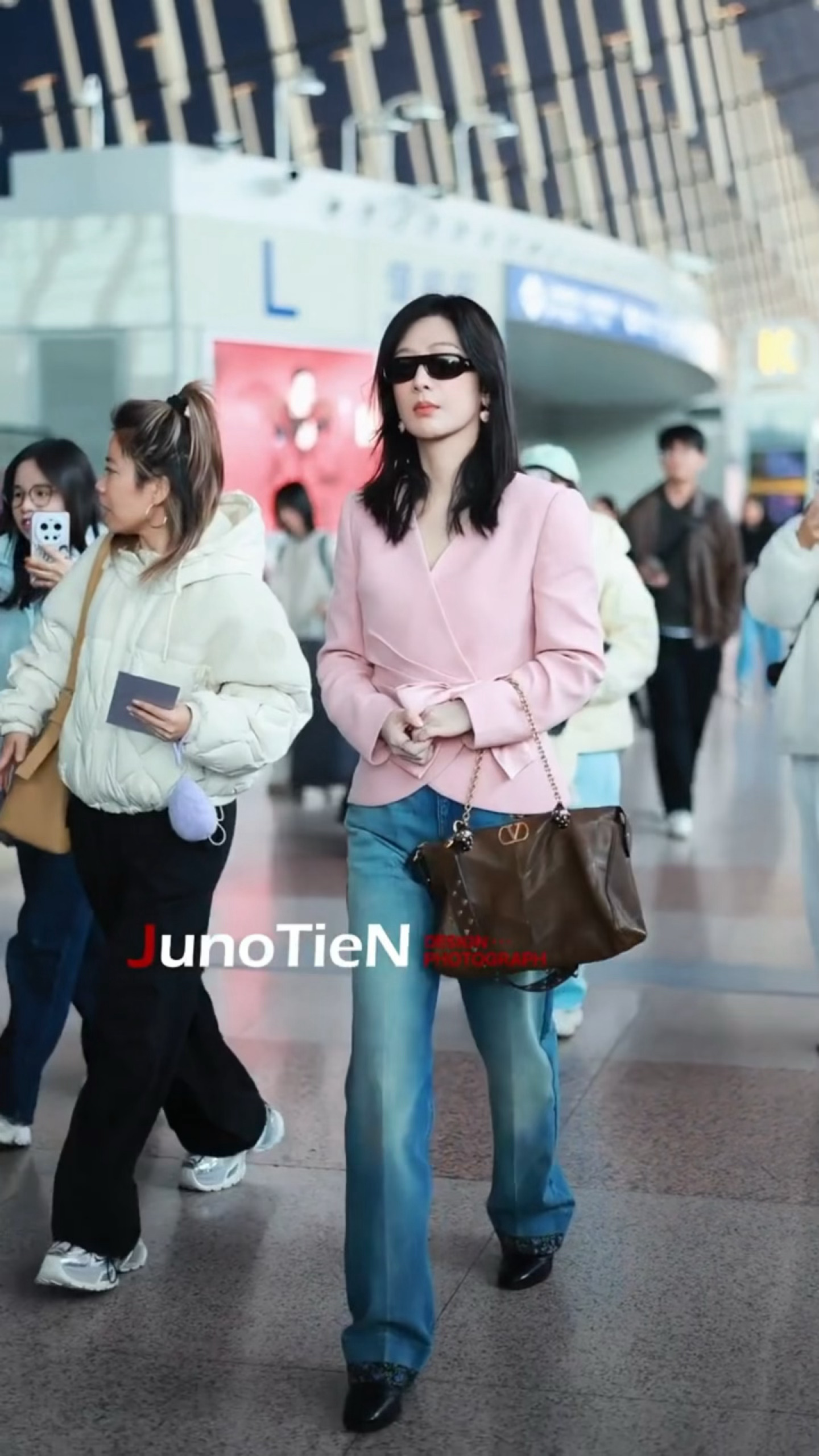 杨总罗马有几个亿的生意要谈杨紫桃粉色蝴蝶结西装杨紫出发罗马粉西装造型