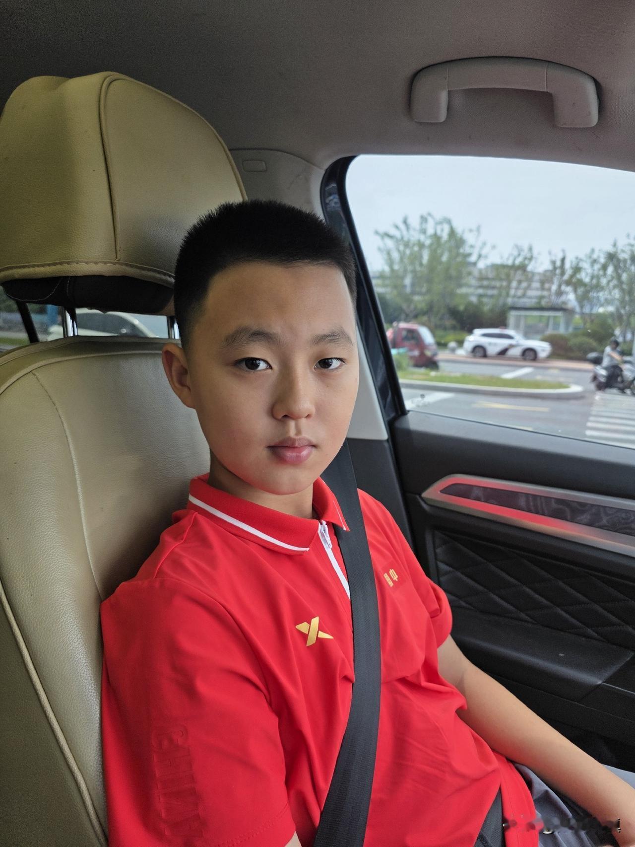 理发后怎么不像原来那个小孩了……

今天是周五，晚上女儿回来接他，明天一早就返回