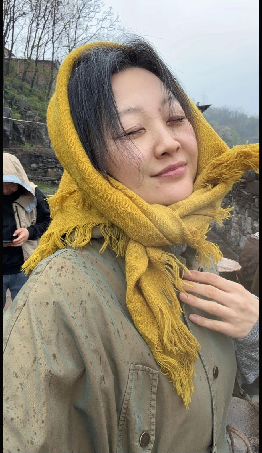 春日暖阳下，黄围巾的温暖拥抱🌞🧣