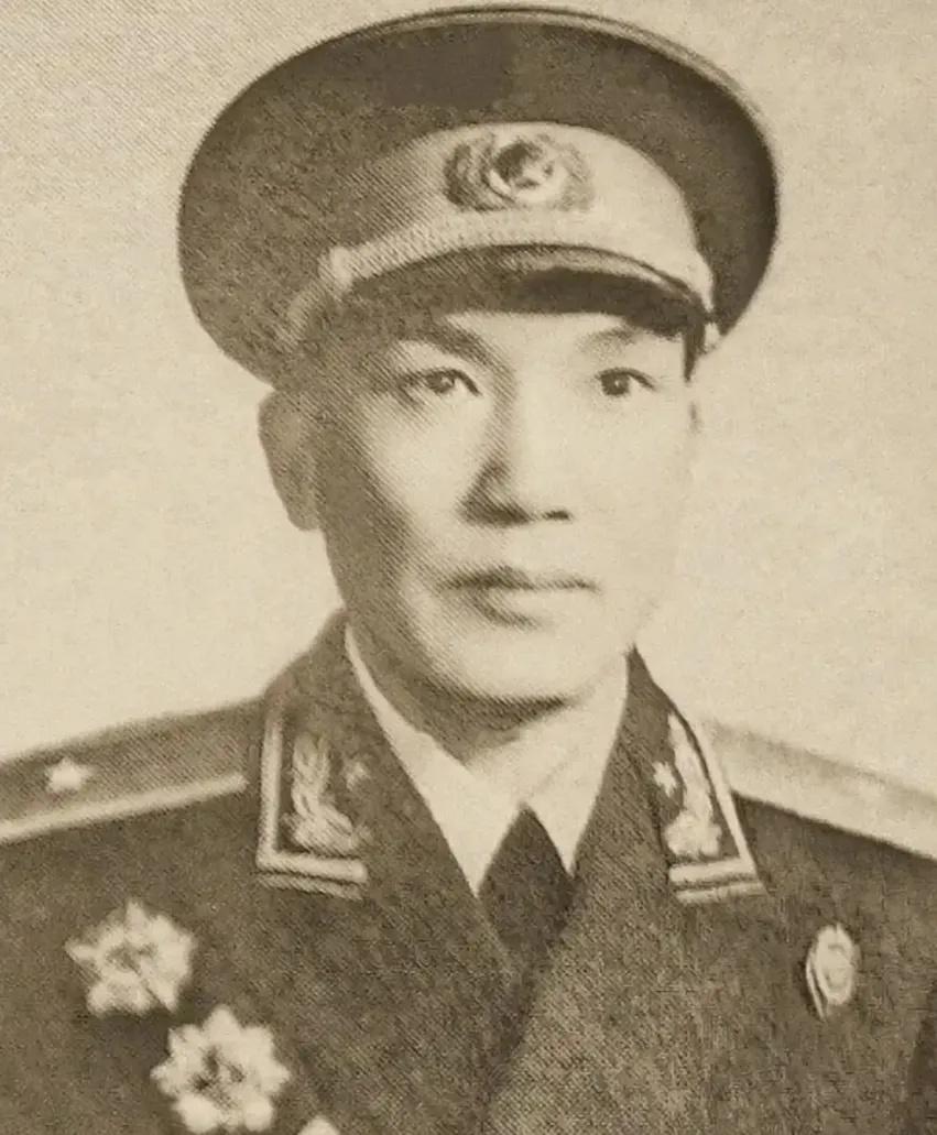 1949年四野部队南下来到湖北，一位解放军战士忽然在路边看到一位老妇人，手拿着一