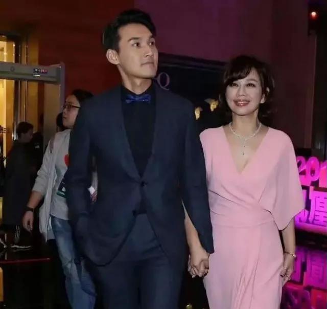都说女人大会疼人，最幸福的夫妻莫过于“姐弟恋”。
不但疼人还体贴，重要的是包容性