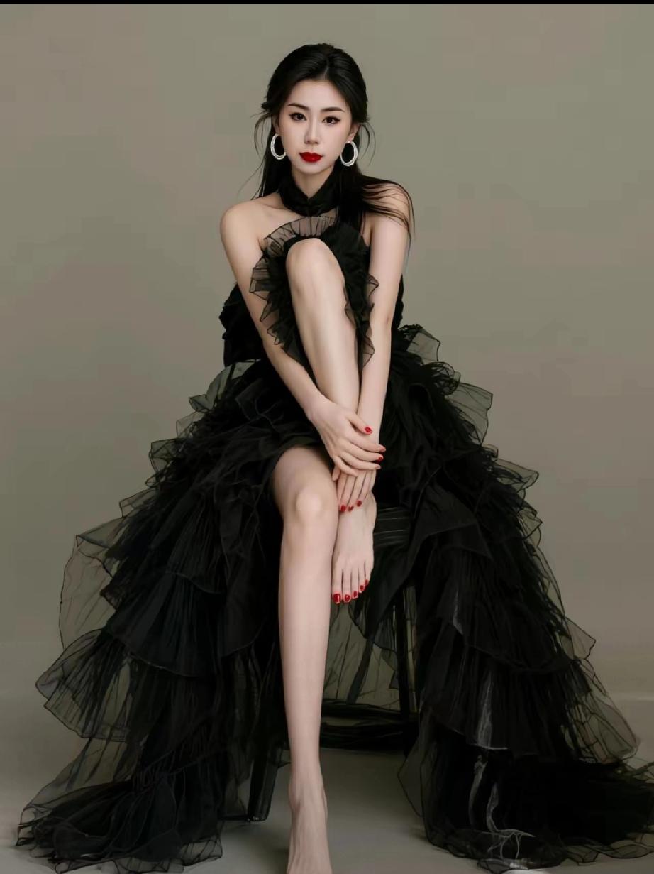 黑色裙子配大红色手指甲和脚趾甲油好别扭