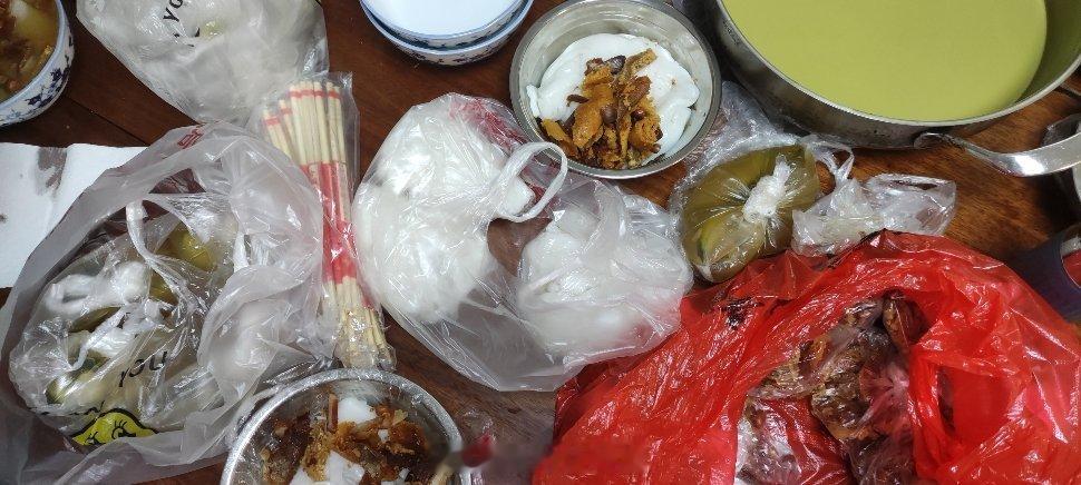 宾阳酸粉，直接从宾阳粉店里打包到南宁酸汤+粉+炸的肉等料+香菜、紫苏……这大夏天
