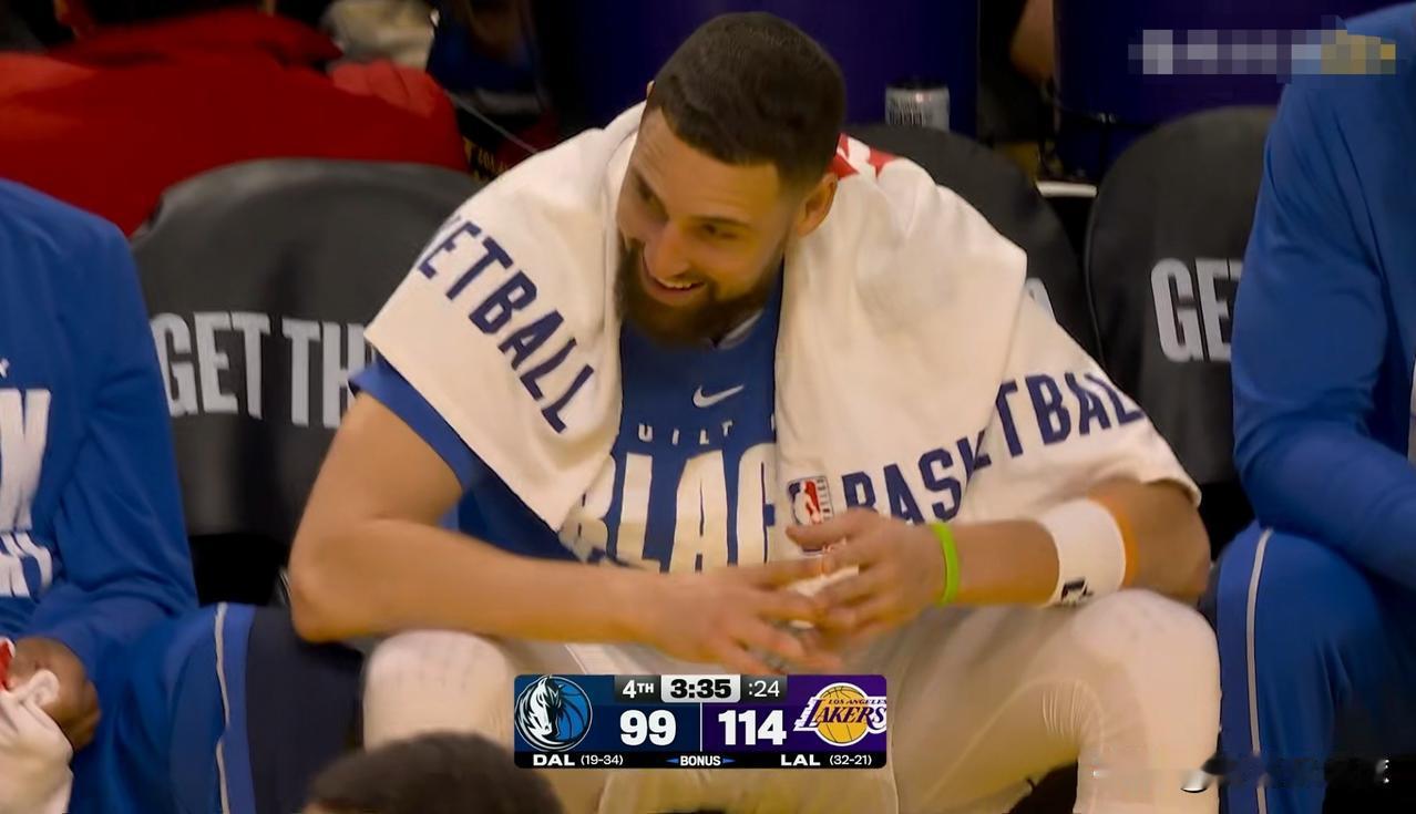 独行侠球星汤普森真是毫无羞耻之心！在今天独行侠客场挑战湖人的比赛中，当时比赛进行