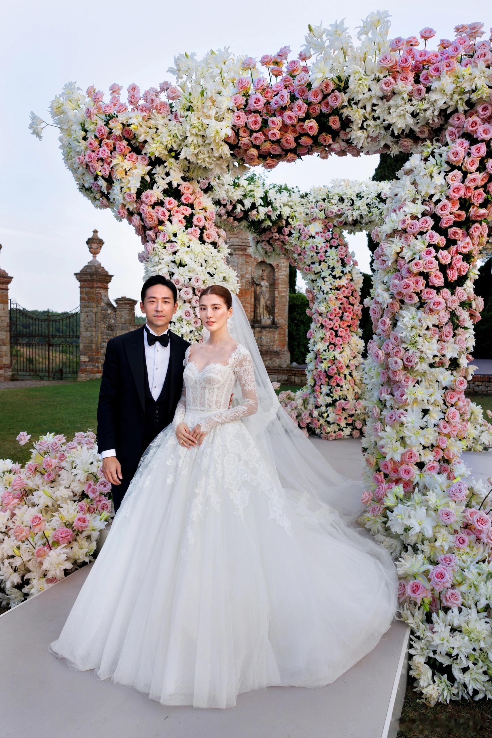 吴千语施伯雄婚礼现场照🈶，很符合我对她的印象，简约又精致的布置，很有她个人审美