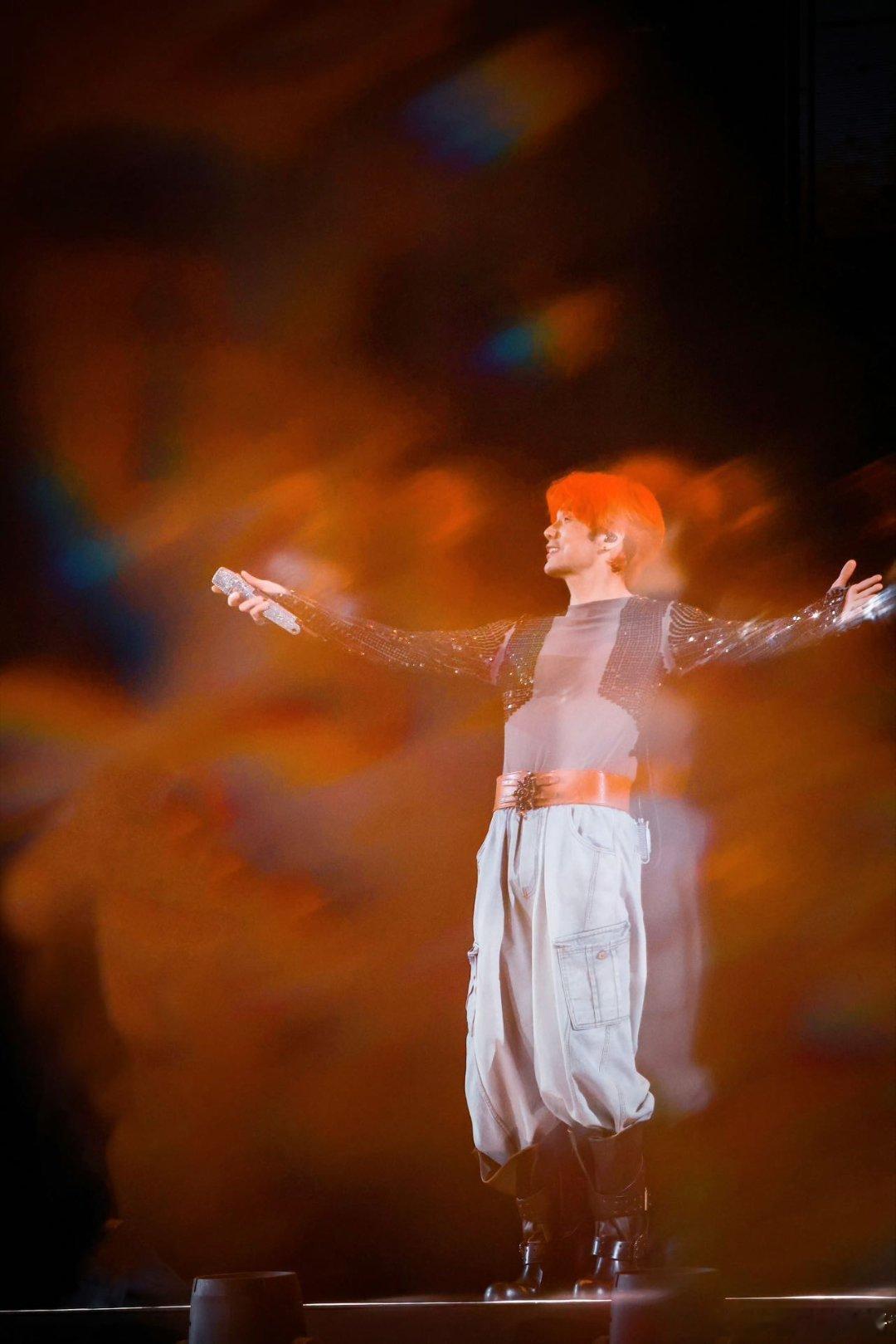 李荣浩天津演唱会售罄 当海河的风拂过，撞上“黑马”精神的滚烫。李荣浩黑马世界巡回