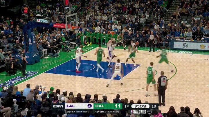 我忍不住要怒赞湖人巨星詹姆斯的传球！在今天湖人客场挑战独行侠的比赛中，当时比赛进