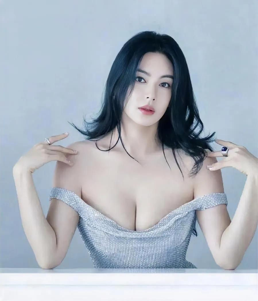 娱乐圈的顶级美女，
张雨绮必定可以排进前三。
她不仅有南方女子的精致秀气，也有北