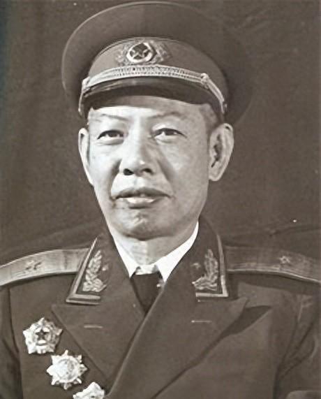 军队副政委回乡探亲，未婚妻已另嫁他人仍想见面，哥哥坚持要求退还聘礼！
1950年