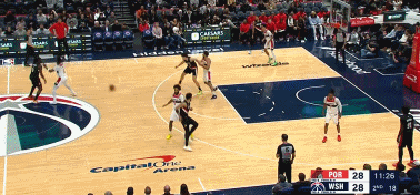 瀚森生气了
吉尔这个防守明显是看菜下饭想欺负瀚森啊……
三分线上动作这么大动作去