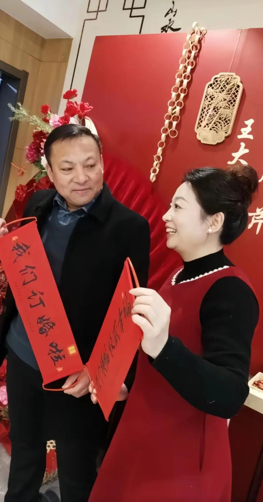 幸福般配的一对新人，
满眼都是对方，
缘分天注定，
相见虽然有点晚，
 愿余生幸