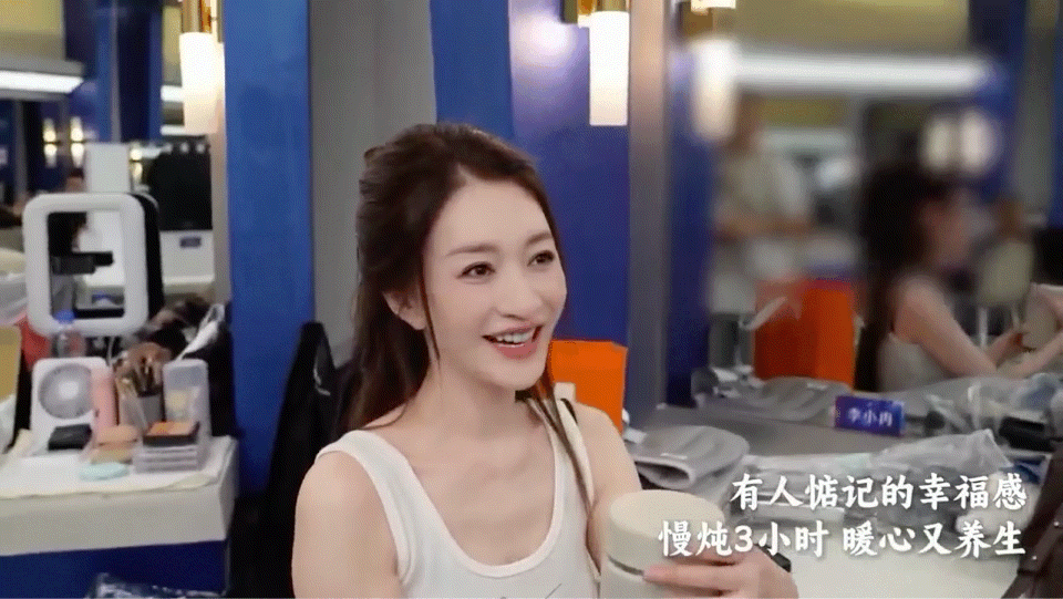 李心洁给李小冉炖汤花了三个小时李小冉被李心洁暖到了从准备到出锅耗时整整三小时，亲