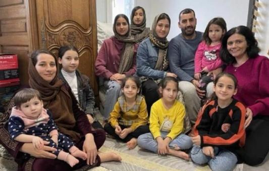 日本少子化严重，为了减少负担，他们鼓励七八十岁以上的老年人工作。
不过，不少人对