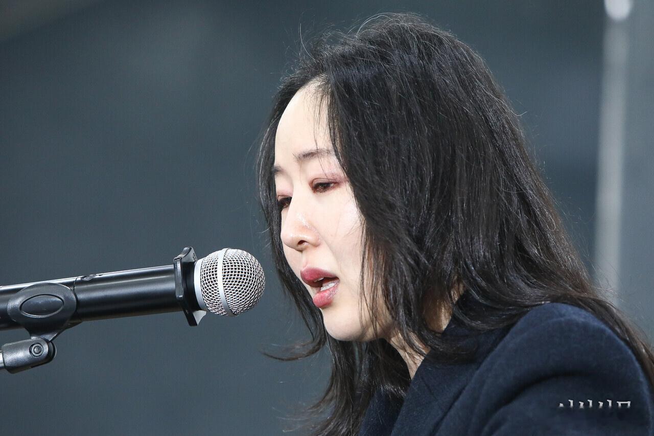 闵熙珍方否认泄露金泰亨聊天记录 据韩媒，闵熙珍今日召开记者会后，记者就金泰亨说i