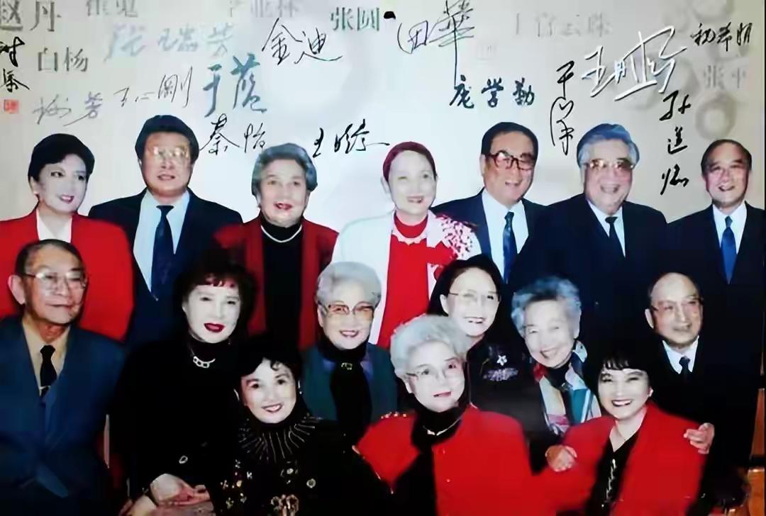 王铎：电影演员们的签名照片
看看吧，他们的签名，都是很好的。
