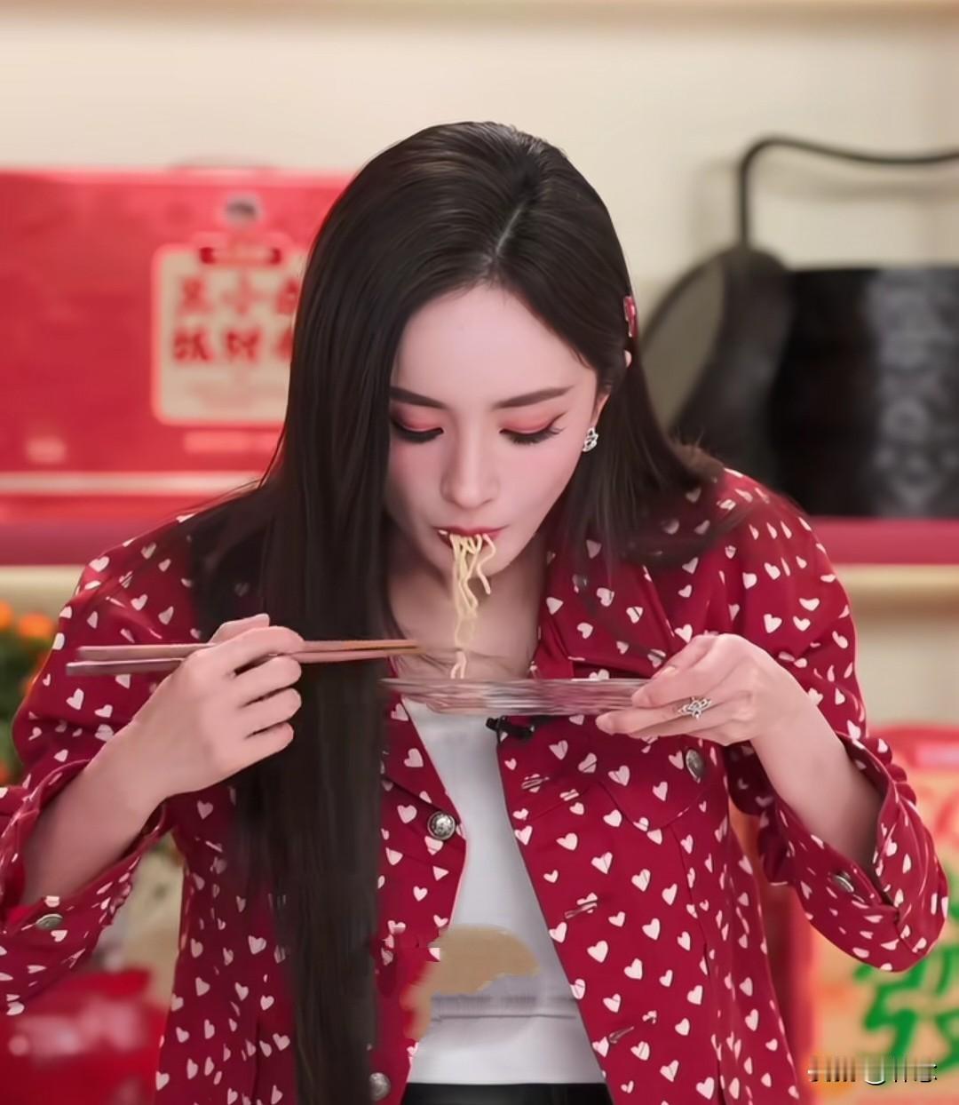 谁懂啊！杨幂直播吃东西被工作人员叫停，当场放话：多吃点怎么了！[我想静静][我想