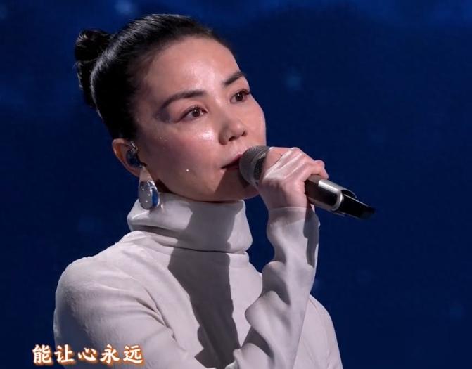 春晚王菲演唱《你我经历的一刻》被官方评价以极具辨识度的空灵嗓音惊艳全场，将生命与