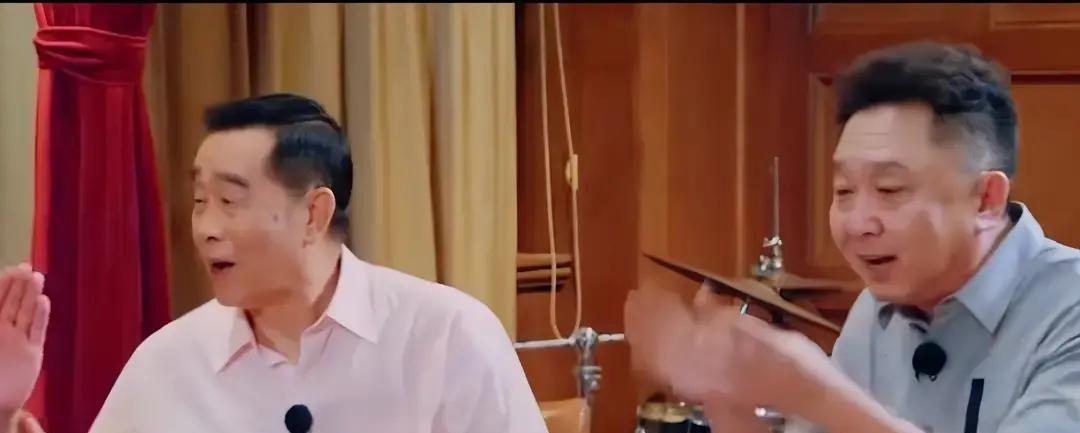 德云社刚因徒弟背叛闹得沸沸扬扬。
于谦这边，正给70岁的师父石富宽办寿宴。
现场