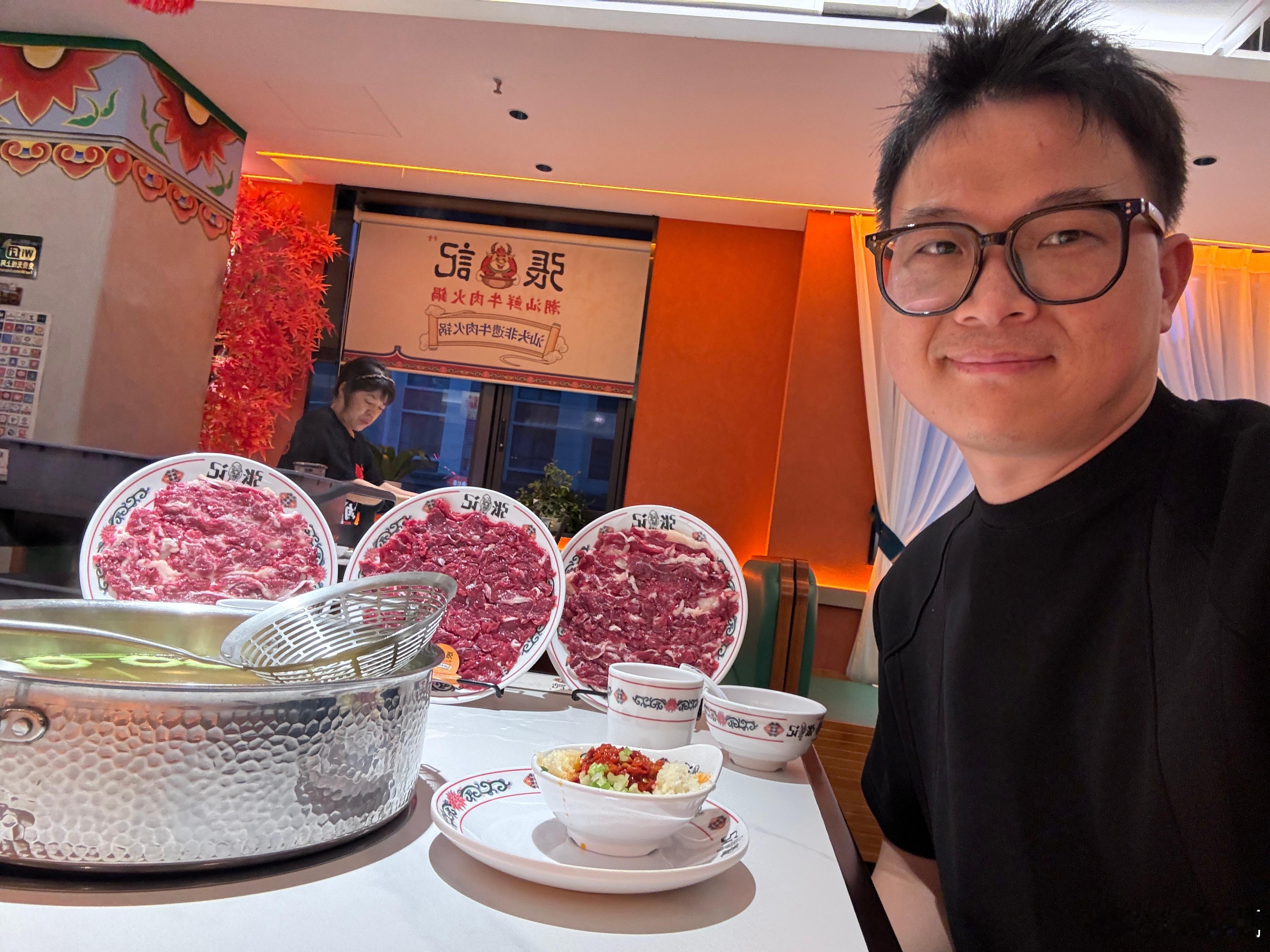 周二会员日，潮汕牛肉吃起来。给大家推荐一个调料：芹菜碎，蒜蓉，蒜蓉辣椒，一点香油