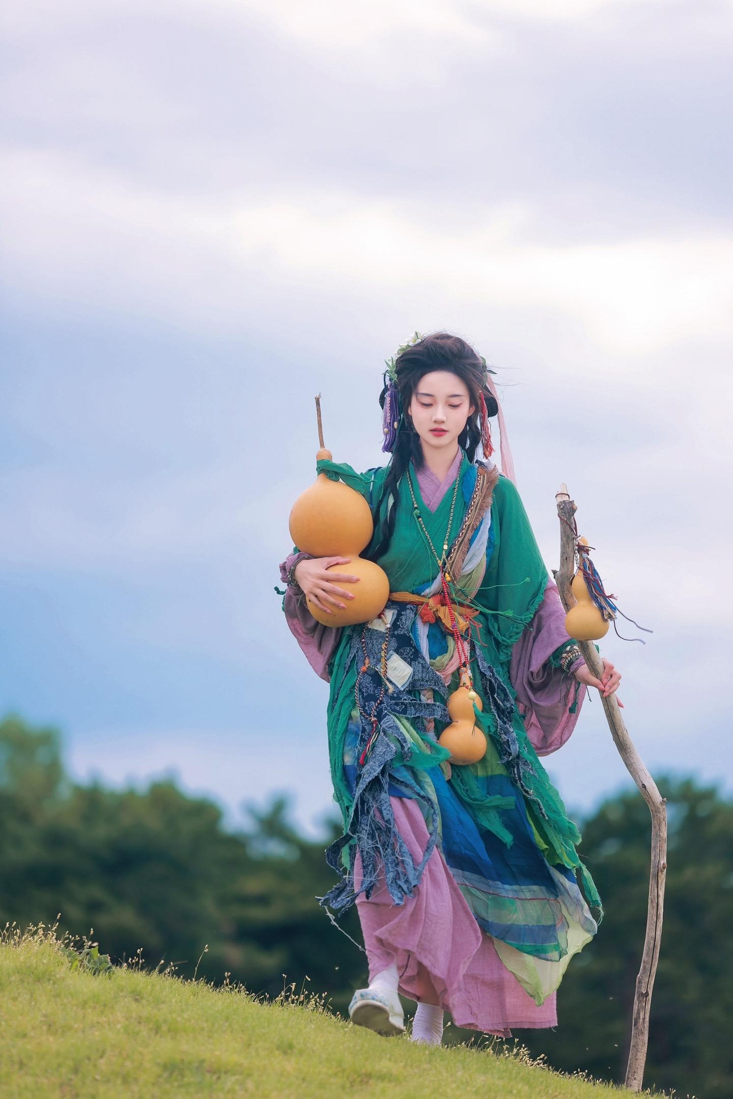 小师妹下山流浪去喽，看我“仗剑走天涯”摄/后：我
出镜： 
💄