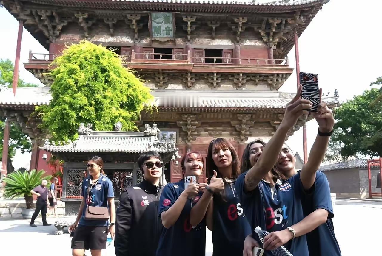 卫冕冠军泰国女排赛前拜佛祈福瞬间引来网友热烈讨论，就像大考前考生求好运，仪式感拉