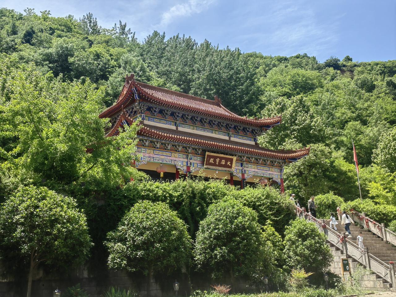5月中旬去西安鲸鱼沟游玩，简直太妙了！
一到鲸鱼沟，就被关中竹海吸引。那一片片翠