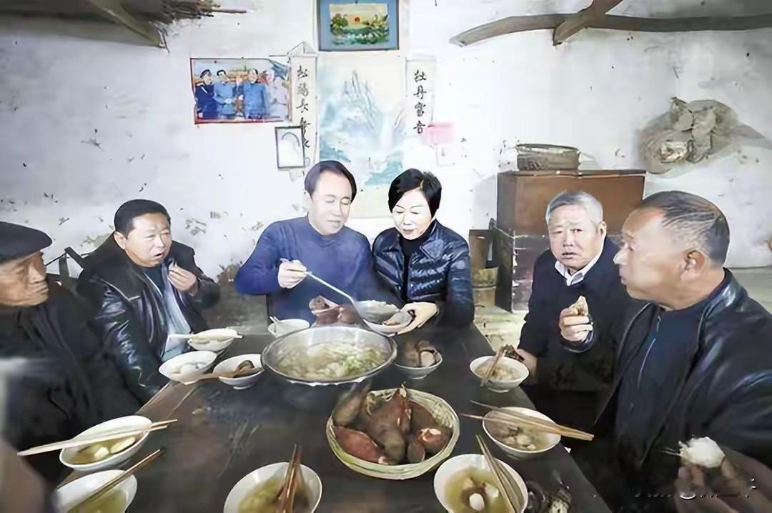 许家印还有个同母异父的哥哥（网传是图中右2，但本人未回应），据说有自己的装潢公司