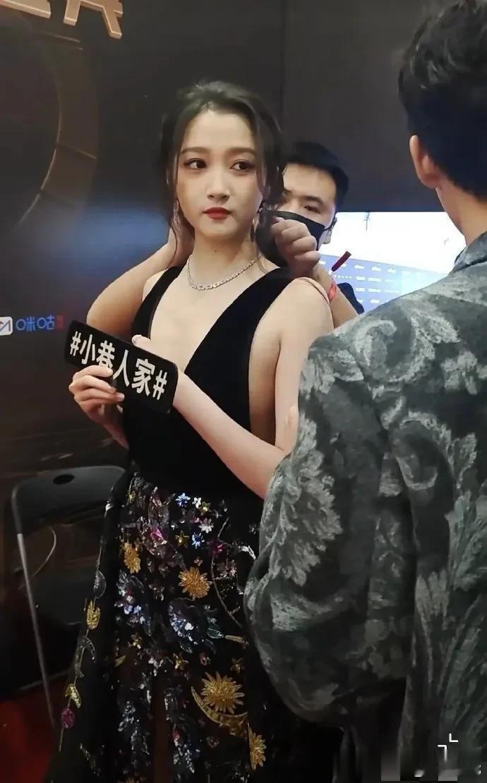 关晓彤亲身证明了没🐻千万不要穿深V，不然会很丑这衣服穿的简直是灾难，显得五大三