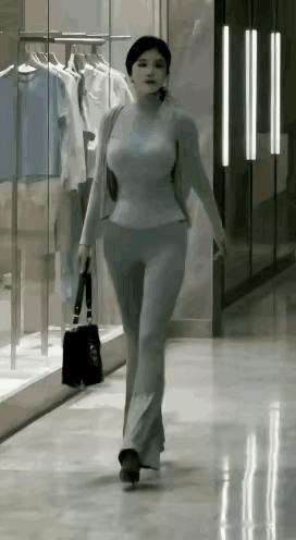 遇到这样的美女逛商场，你绝对会多看几眼