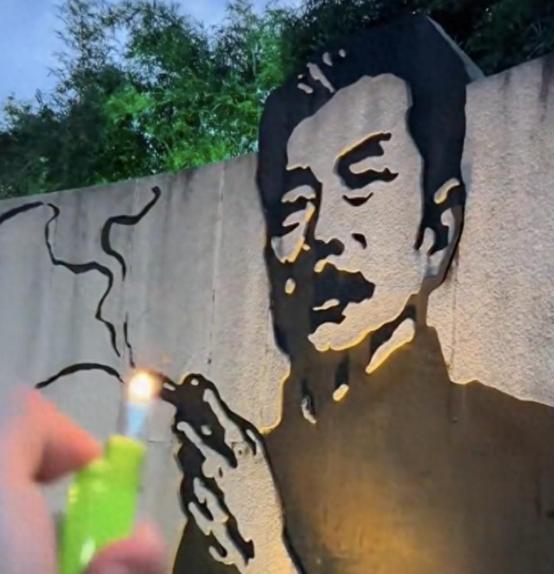反华势力出现？女子两次举报鲁迅夹烟墙画，身份被扒，果然不简单
 
 
绍兴鲁迅纪