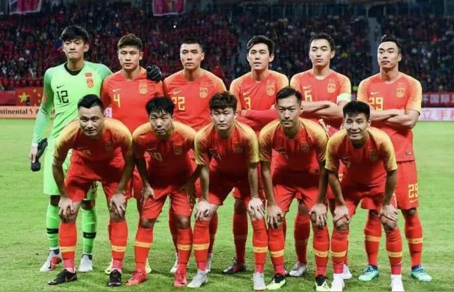 你能不能说出男足的优点？
一条就行……