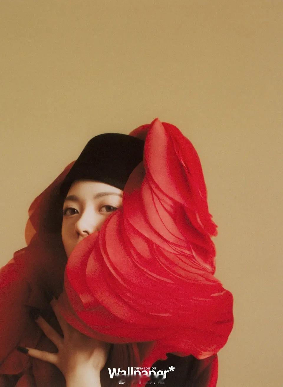 赵今麦Wallpaper四月刊，MiuMiu推封内页拍的很美 