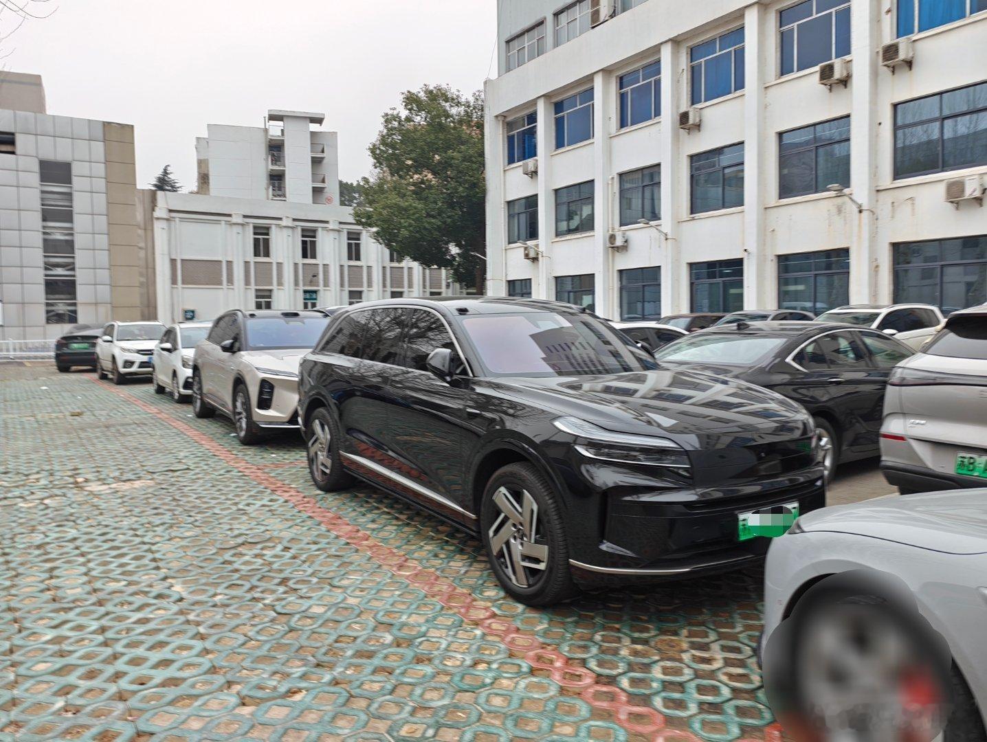 感觉在公众停车场蔚来乐道的车友是不是都喜欢停一起，经常看到停一起的。这台乐90前