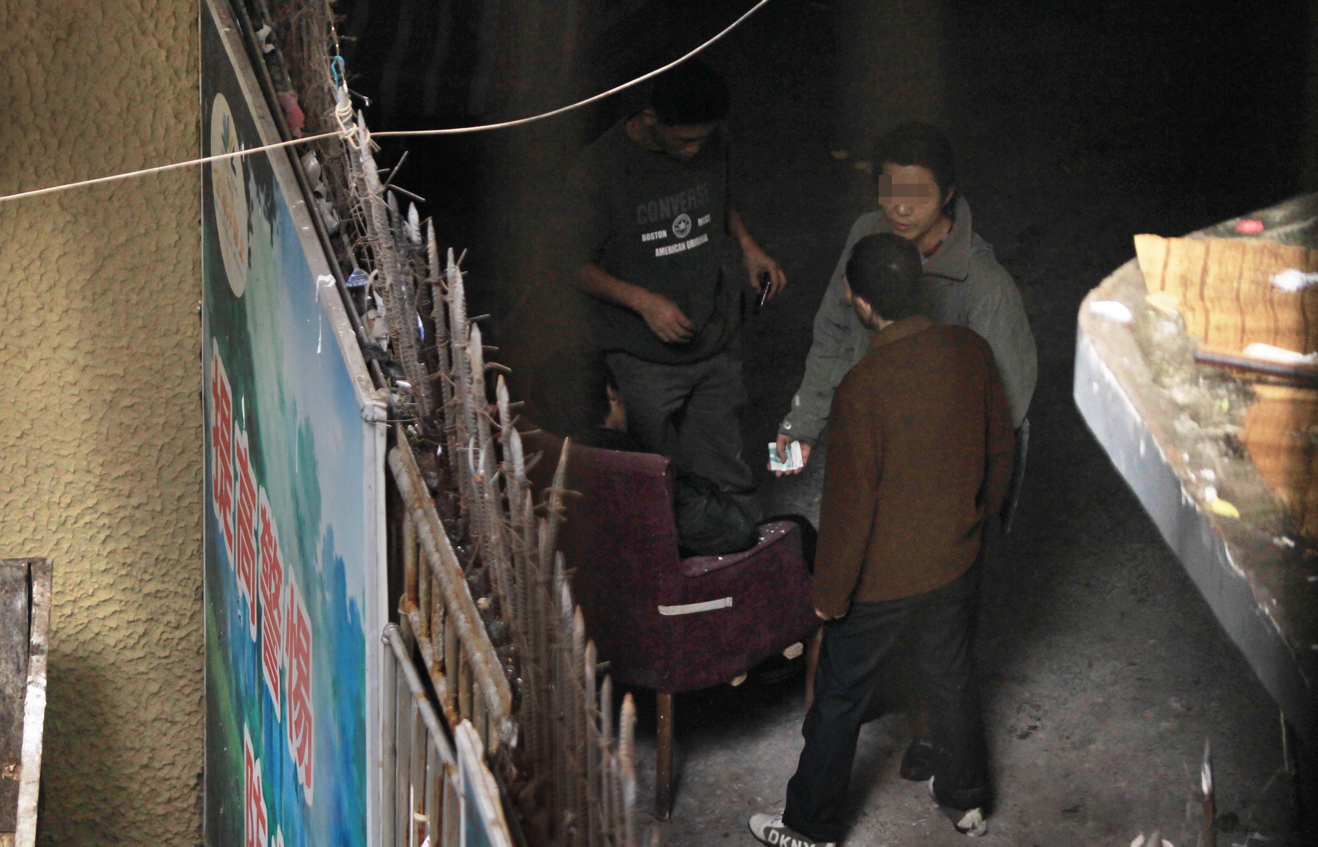 多年前，在一次暗访中拍摄的毒窝。随警采访很多年，在一线看得太多了。我是坚决支持对