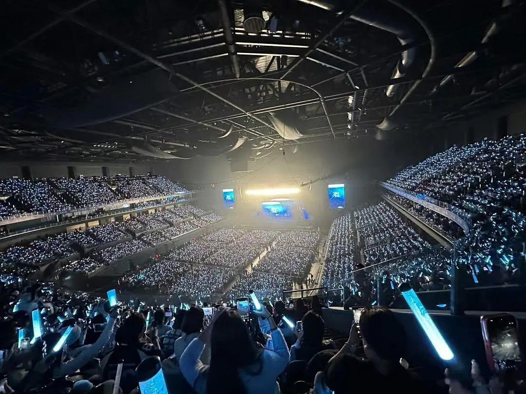 梓渝首唱演唱会上座率有点夸张啊，除开未开售区域，肉眼可见的座无虚席，YUNI用实