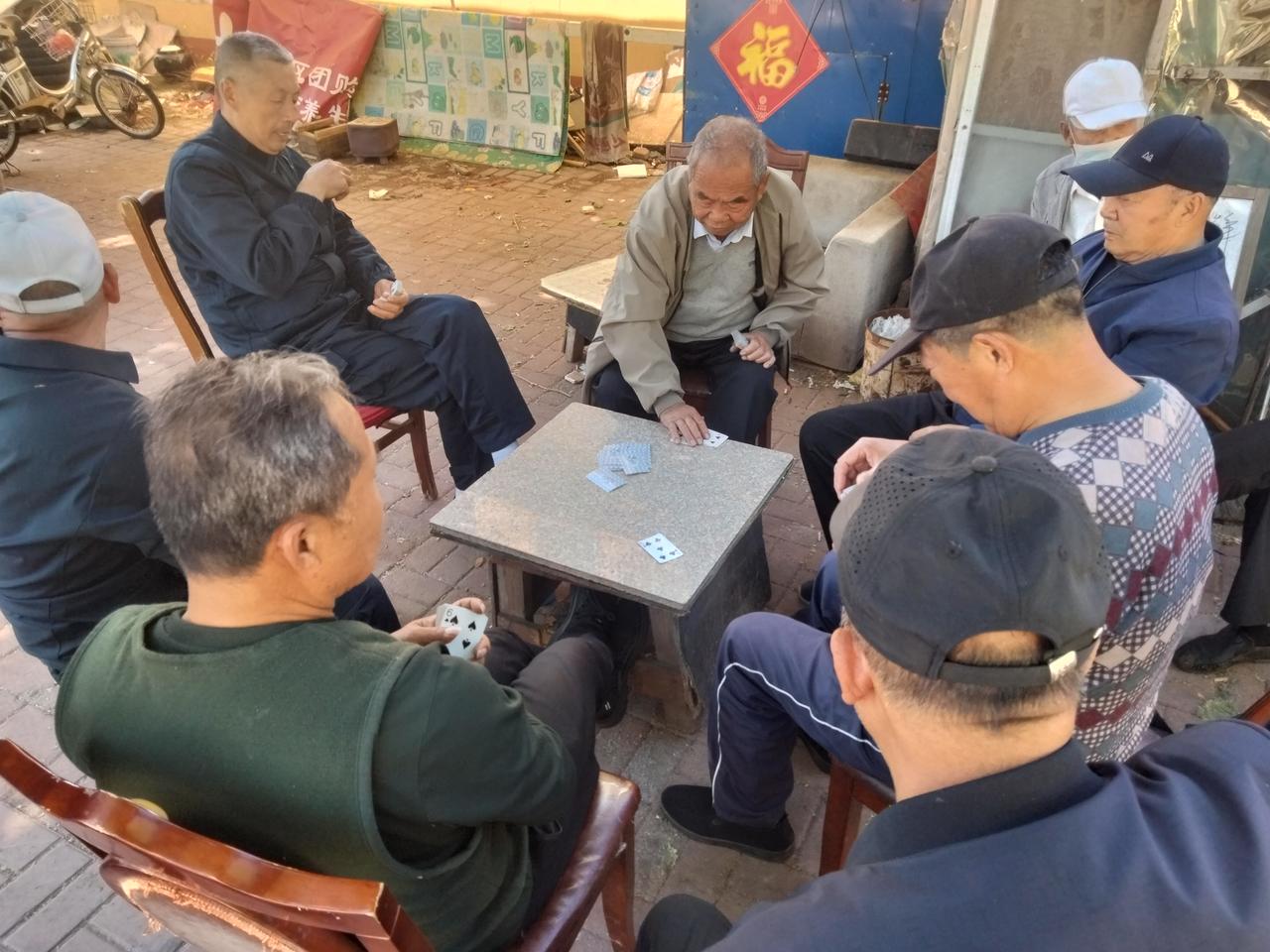 牌局
保皇，也称“要保”，四付牌，五人组、六人组，游戏规则：
五人组，涮牌前首先