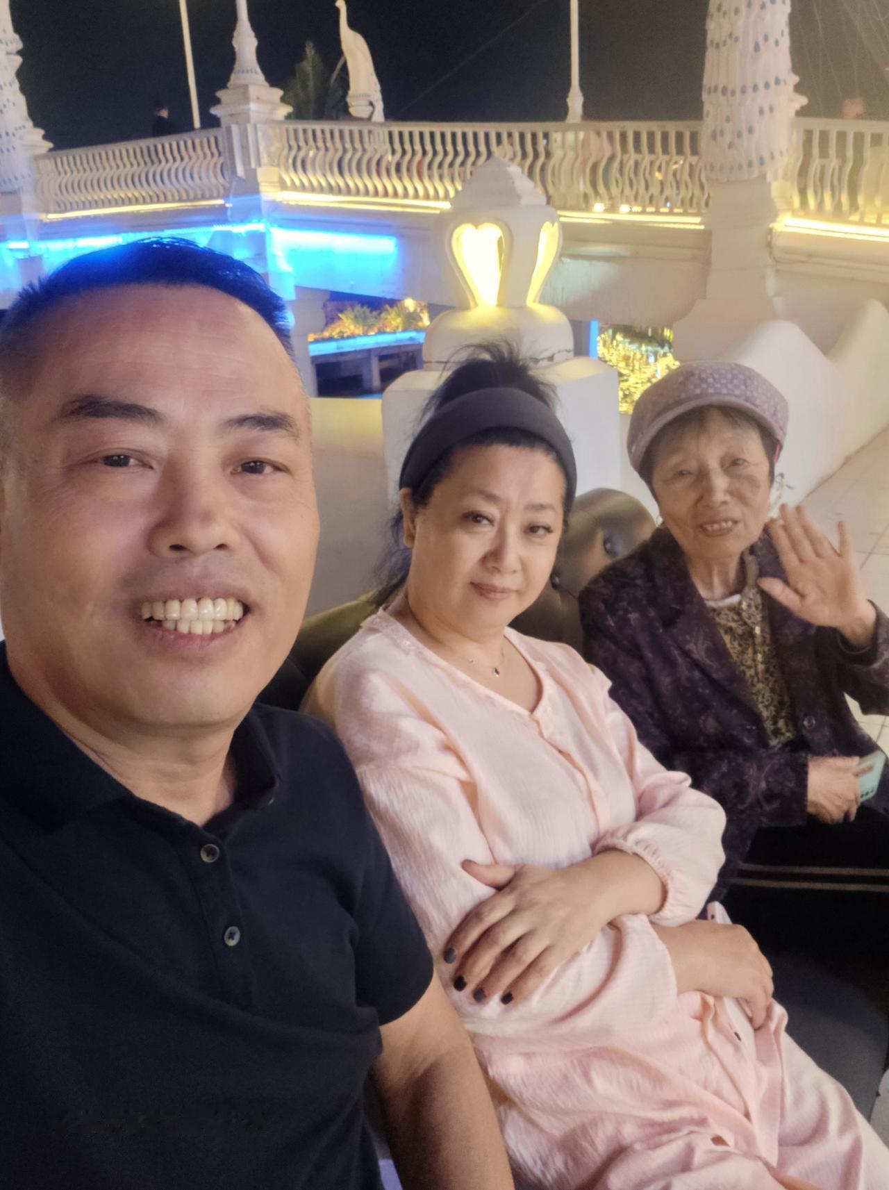 陪伴才是最长情的爱，此生不给自己留遗憾。