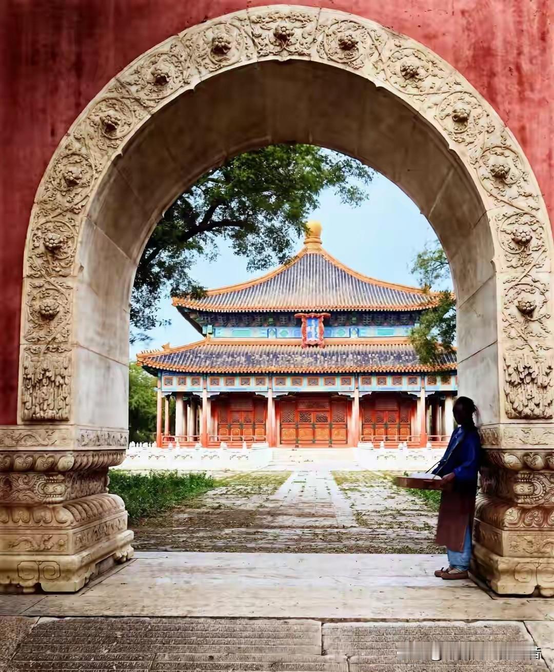 你说这些照片是1871年的北京？不，它们的颜色是后人涂上去的。

但涂色的人很小