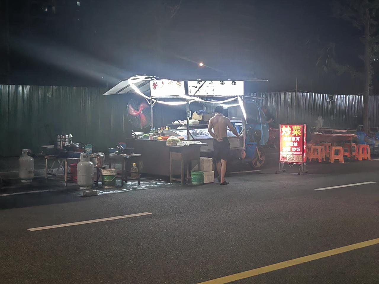 富阳区富春街道云上金铭府——烧烤一条街，尽显蓬勃的“人间烟火气”，包含着普通老百