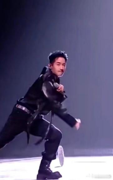 郭晓东躲不掉的她她她郭晓东披哥四公梦回一公抽离 郭晓东的舞台太有故事感！四公《她