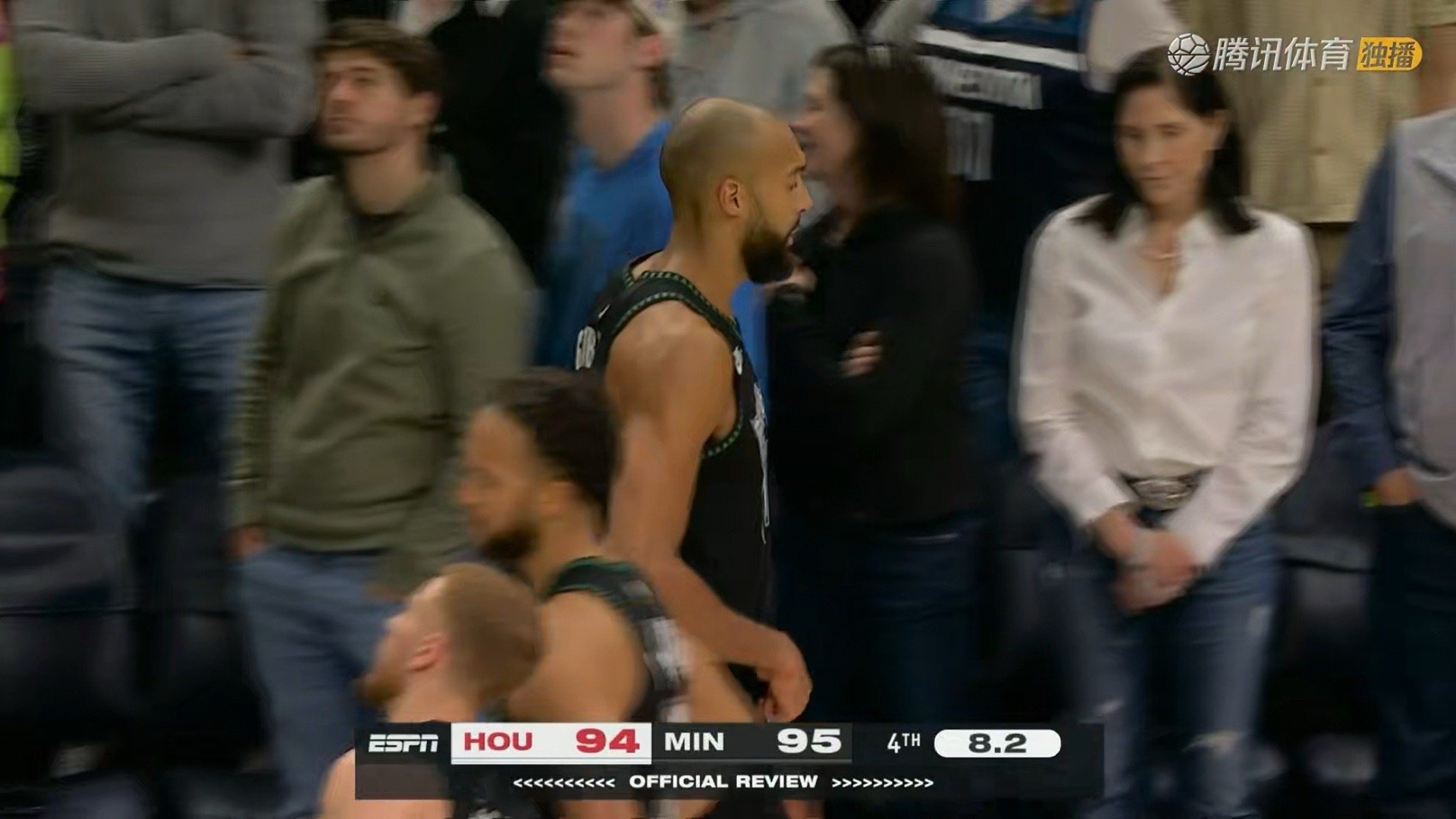 戈贝尔犯规，罚下了！裁判进行回看火箭vs森林狼