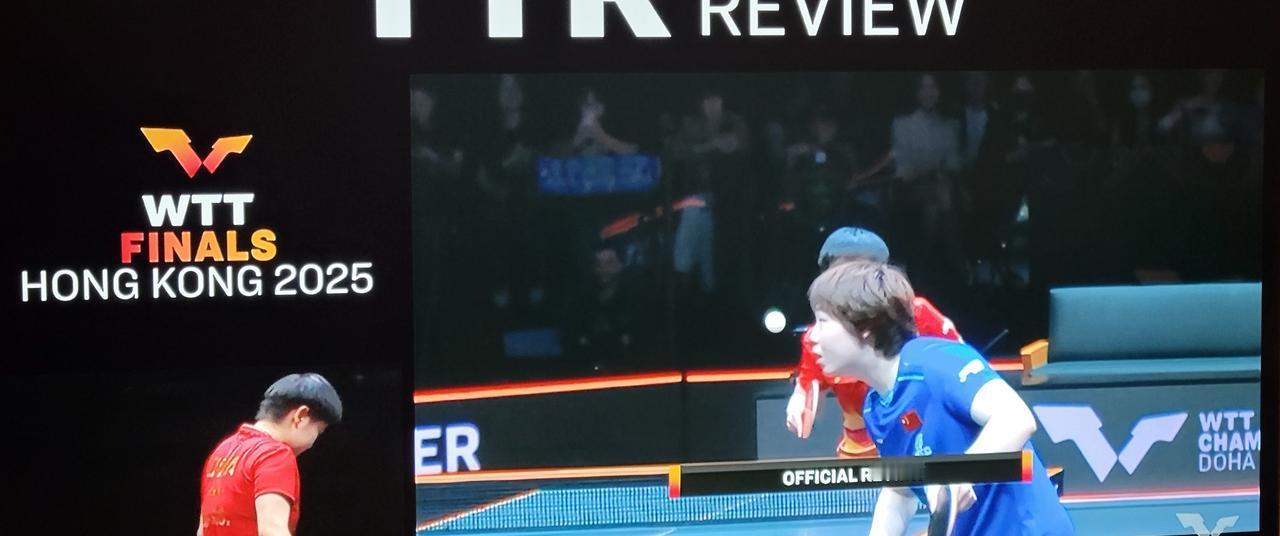 比分落后时，她突然举手——不是要暂停，而是要推翻裁判的判决。
第三局开局，王曼昱