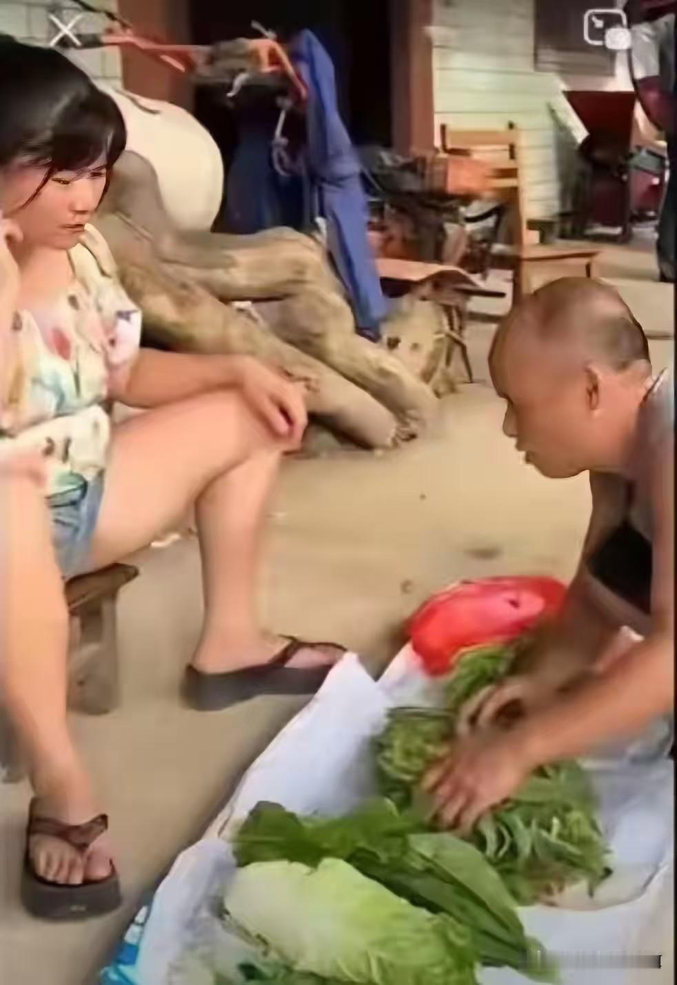 大爷买菜时，一眼瞧见青菜叶里藏着小虫，当即跟摆摊大姐讨价还价。大姐解释自家菜没打