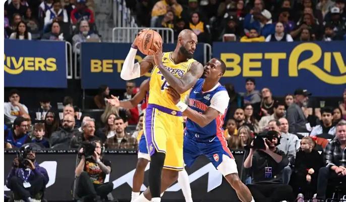 詹姆斯这场正负值湖人最低是有原因的，上半场0分，因为他的手指在一次抢球的时候被戳