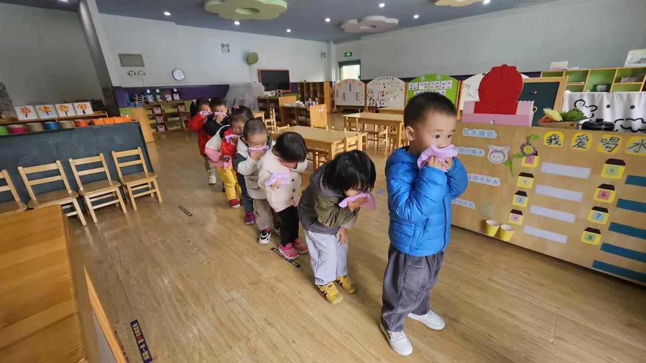 是的，时下各地似乎都在消防演练，连大孙子所在幼儿园的娃娃也演练的有模有样。有意思