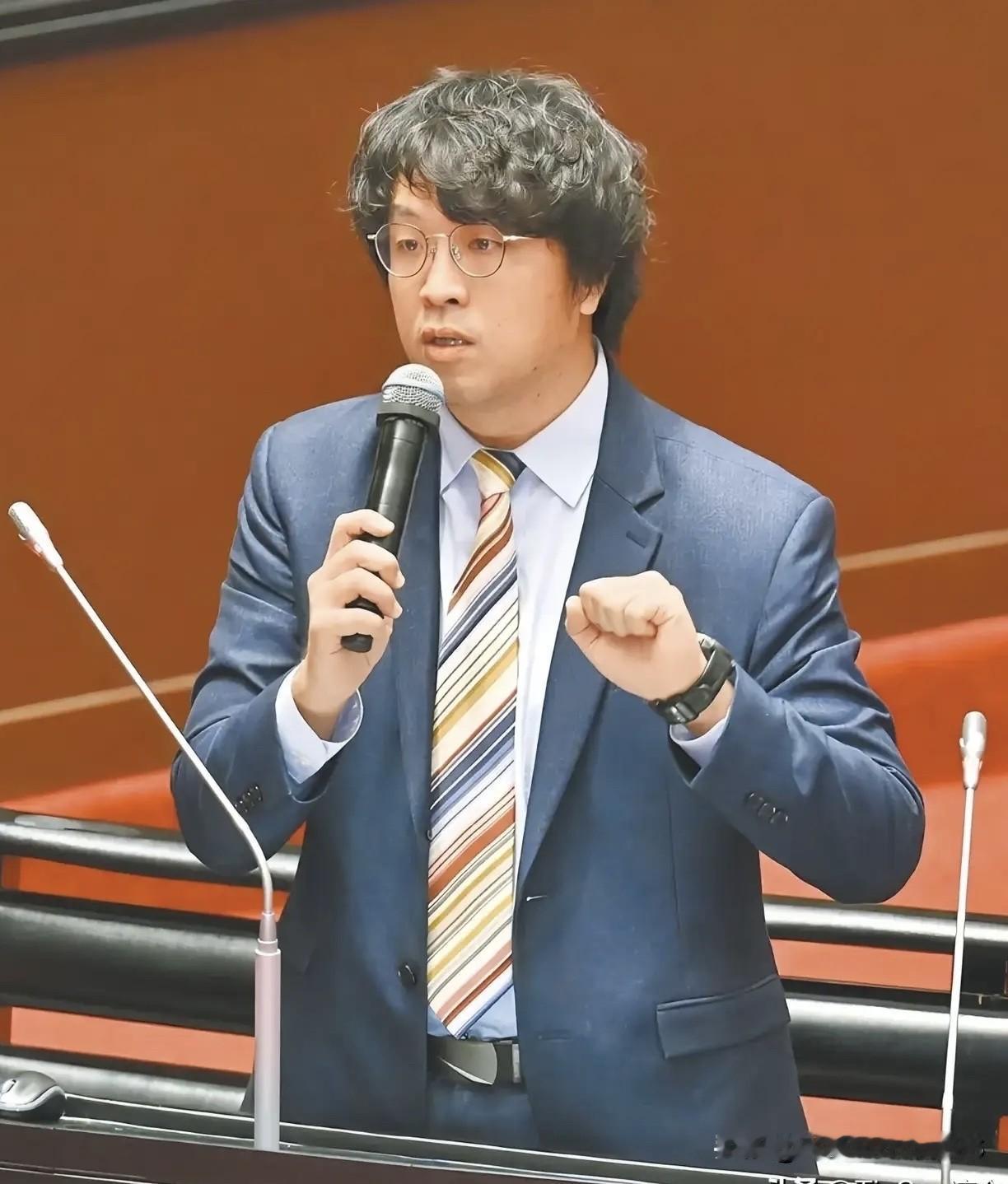 沈伯洋这种人绝不是很愚蠢的人，他就是被一些表面的现象所迷惑，总觉得大陆人拿他不会