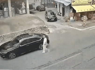 街道上两条车道的道路，货车开的这么快，全责认了吧