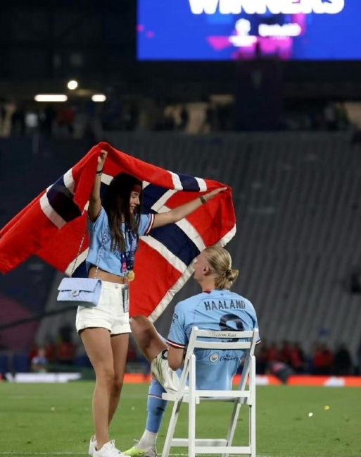 姆巴佩哈兰德新绝代双骄对决哈兰德大战姆巴佩当其他女人都坐在草地上时，哈兰德去给他