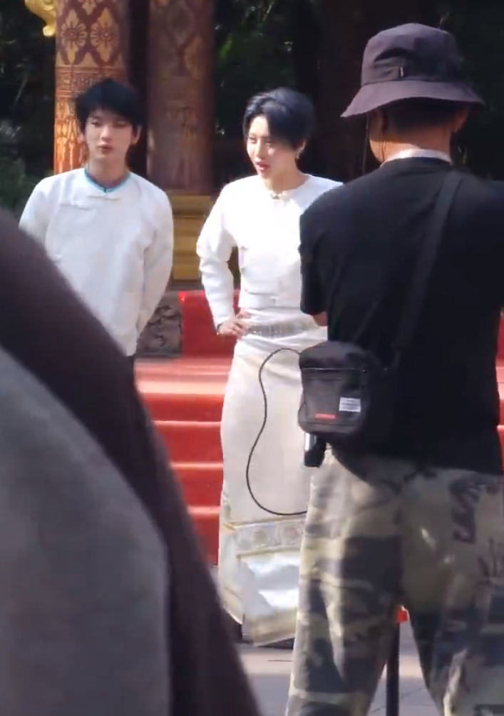 刘雨昕这个造型，我真是第一次见真瘦啊。不过，形体腰条好漂亮 